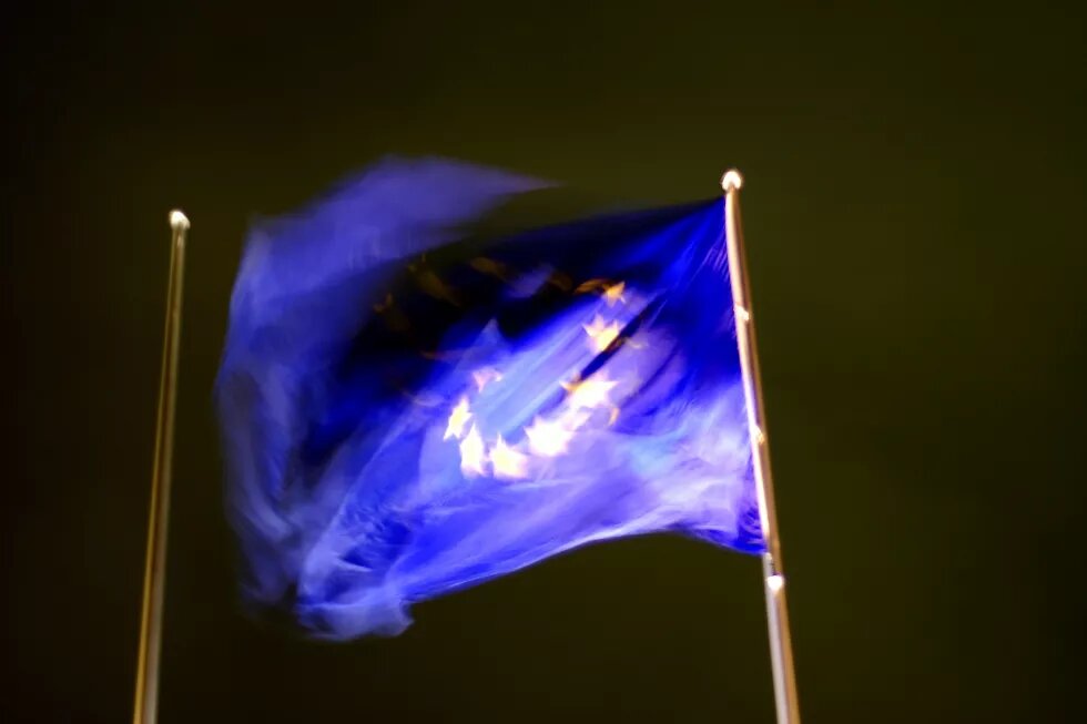 As a consequence of various – not only economic – crises, Europe is now confronted with multiple challenges. It comes down to defending civil freedoms and rights against state interventions into our everyday lives, about correcting the EU’s refugee policy, countering xenophobic right-wing extremists and populists Waving Flag of Europe by Night