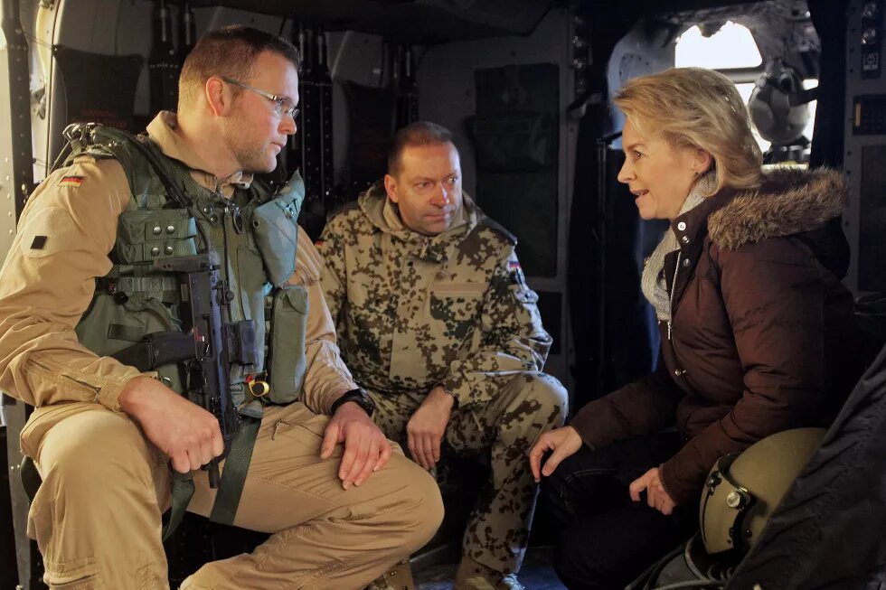 Ursual von der Leyen bei ihrem Besuch (23.12.2013) der Bundeswehr im Camp Marmal nahe Mazar-i Sharif (Afghanistan)