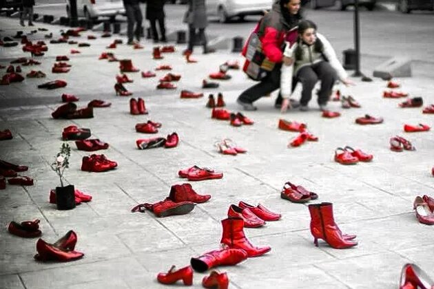 "Ich wünsche mir, dass wir einen beherzten Schritt im Kampf gegen Gewalt gegen Frauen unternehmen. Wir sind besser geworden in den 28 Mitgliedstaaten, aber das Thema muss Priorität auf den Tagesordnungen erhalten." Protesting Violence Aigainst Women