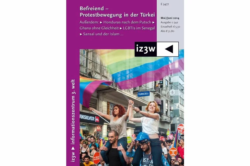 Titelblatt der iz3w, nr.342 zwei junge Frauen auf den Schultern zweier junger Männer, Regenbogenfahnen schwenkend, im Hintergrund: ein Demonstration