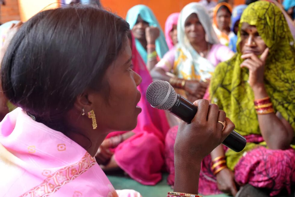 Somwati Bai is the sarpanch (leader) of Choti Tumbi gram panchayat in the central Indian state of Madhya Pradesh. Since 2008, UNDP in partnership with the Ministry of Panchayati Raj has been developing capacities of elected women representatives in local governance. Somwati Bai speaking in front of local women