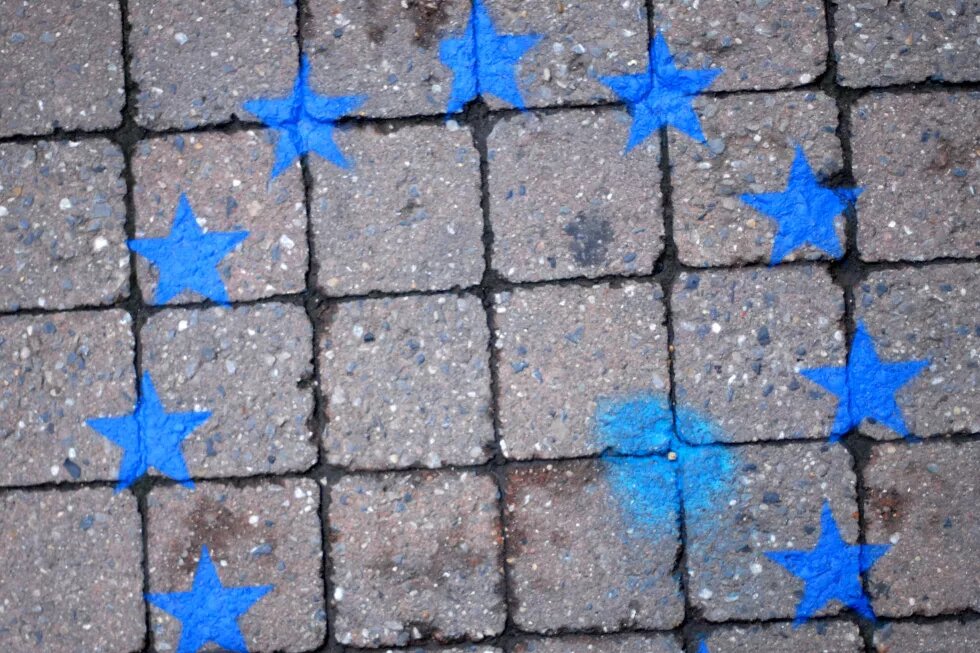 Der Rechtspopulismus ist in Europa zu stark. Bis zu einem Viertel der Sitze im Europaparlament wird den rechten Parteien vorausgesagt Euro-Sterne Stencil auf dme Fußboden