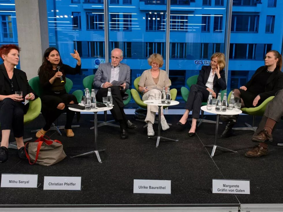 v.l.n.r.: Pieke Biermann, MIthu Sanyal, Christian Pfeiffer, Ulrike Baureithel, MArgarete von Galen und Fabienne Freymadl auf dem StreitWert-Podium v.l.n.r.: Pieke Biermann, Mithu Sanyal, Christian Pfeiffer, Ulrike Baureithel, Margarete von Galen und Fabienne Freymadl auf dem StreitWert-Podium
