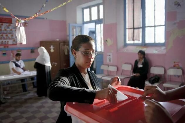 Manche Tunesier/innen sind der Meinung, dass sich Gleichberechtigung überhaupt nicht durch Parteien durchsetzen lässt. Wahlen der Verfassungsgebenden Versammlung im Jahr 2011