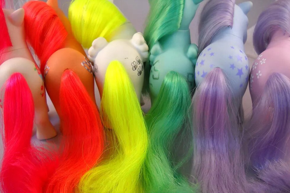 Ponys in Regenbogenfarben
