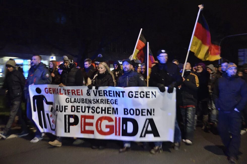 Vermeintlich das Volk: Was die „Patriotischen Europäer“ eint, ist gerade nicht der mit 1989 verbundene Kampf gegen Mauern an Landesgrenzen und in den Köpfen - sondern das blanke, ressentimentgeladene Gegenteil. Pegida-Demo