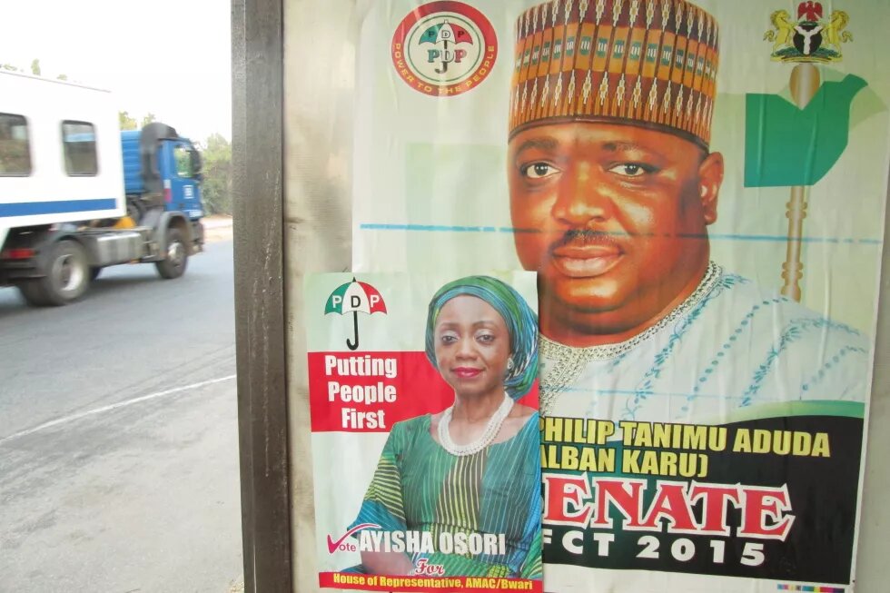 Ayisha Osori (auf dem Wahlplakat unten) war PDP-Anwärterin für die Nationalversammlung