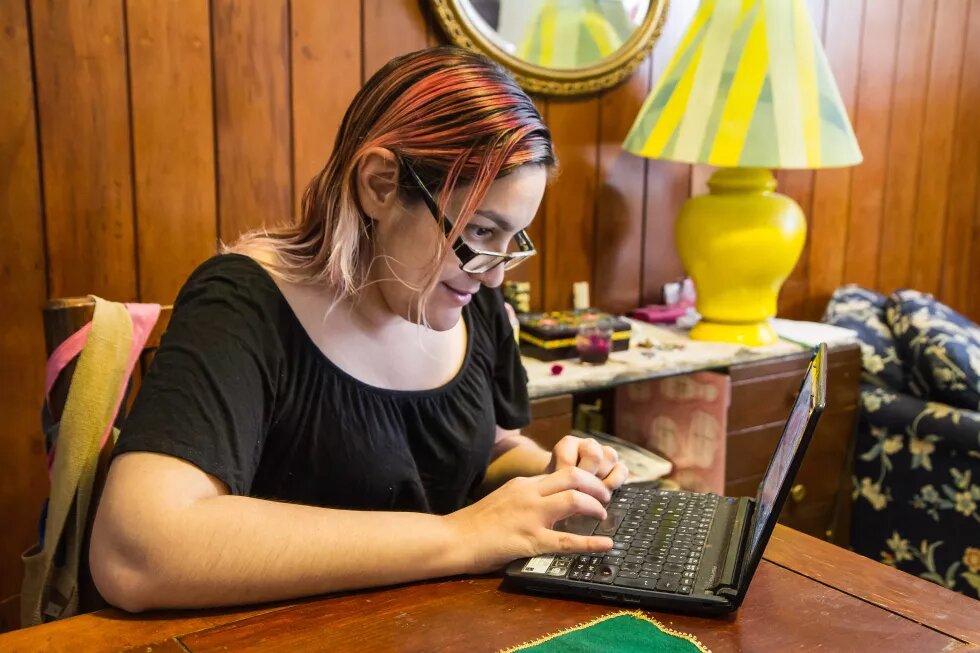 Ana de Alejandro García am Laptop