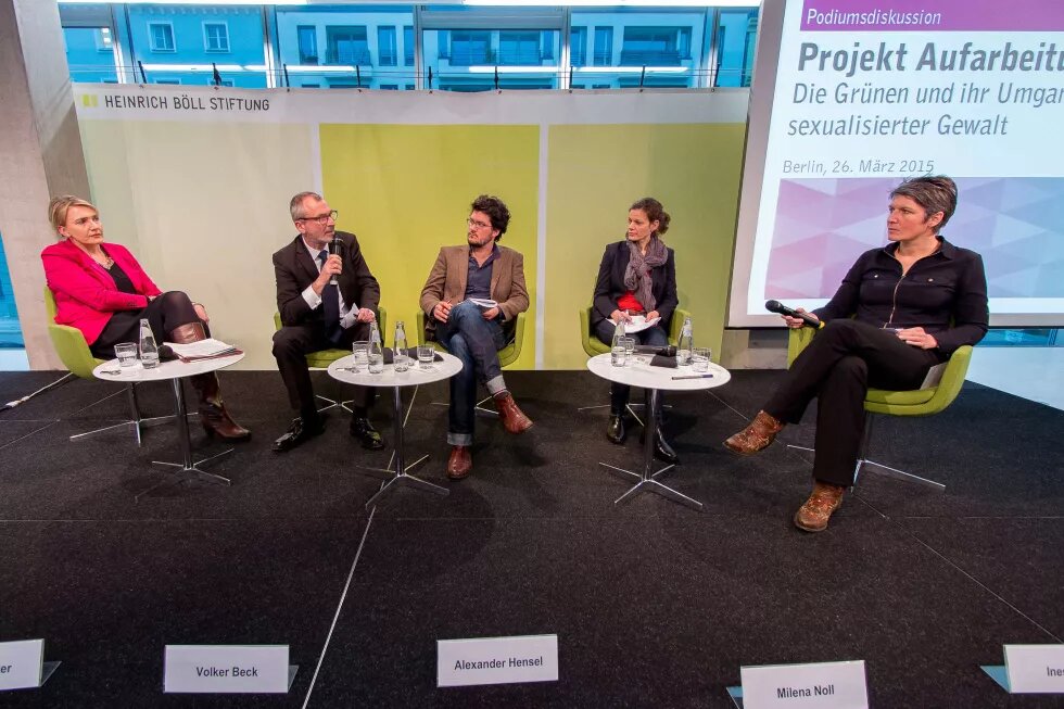 Das Podium v.l.n.r. Simone Peter, Volker Beck, Alexander Hensel, Milena Noll, Ines Pohl diskutieren die Frage nach dem Warum? und nach den Konsequen Podium v.l.n.r. Simone Peter, Volker Beck, Alexander Hensel, Milena Noll, Ines Pohl