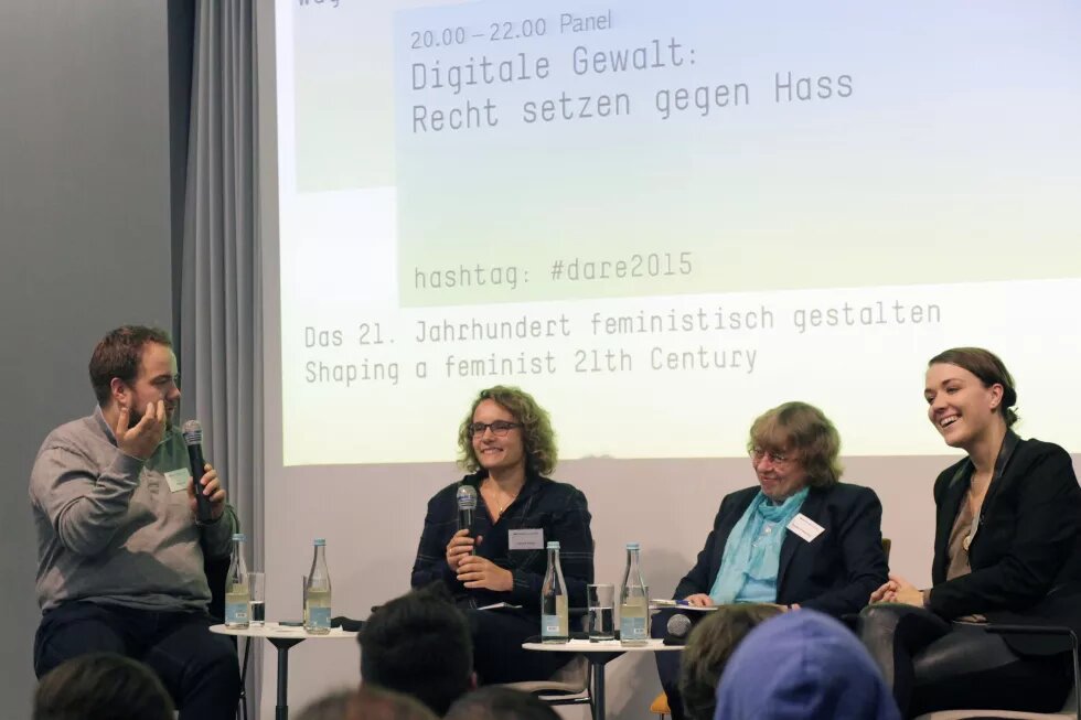 Malte Spitz (BÜNDNIS 90/DIE GRÜNEN), Hannah Beitzer (Süddeutsche Zeitung), Dagmar Freudenberg (Vorsitzende Kommission Strafrecht des Deutschen Juristinnenbundes), Julia Schramm (Amadeu Antonio Stiftung)