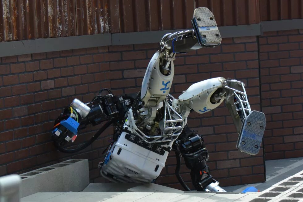 Ein fallender Roboter bei der DARPA Robotics Challenge 2015