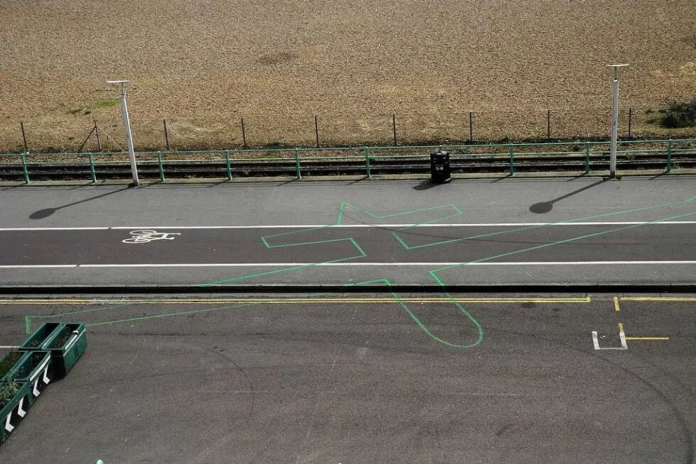 "Under the Shadow of the Drone" by James Bridle Umriss einer Reaper Drone auf einer Straße