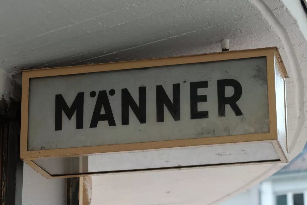 Die Erzählung vom Mann in der Krise hat einen gewaltigen Haken: Sie ist Unsinn Toilettenaufschrift Männer