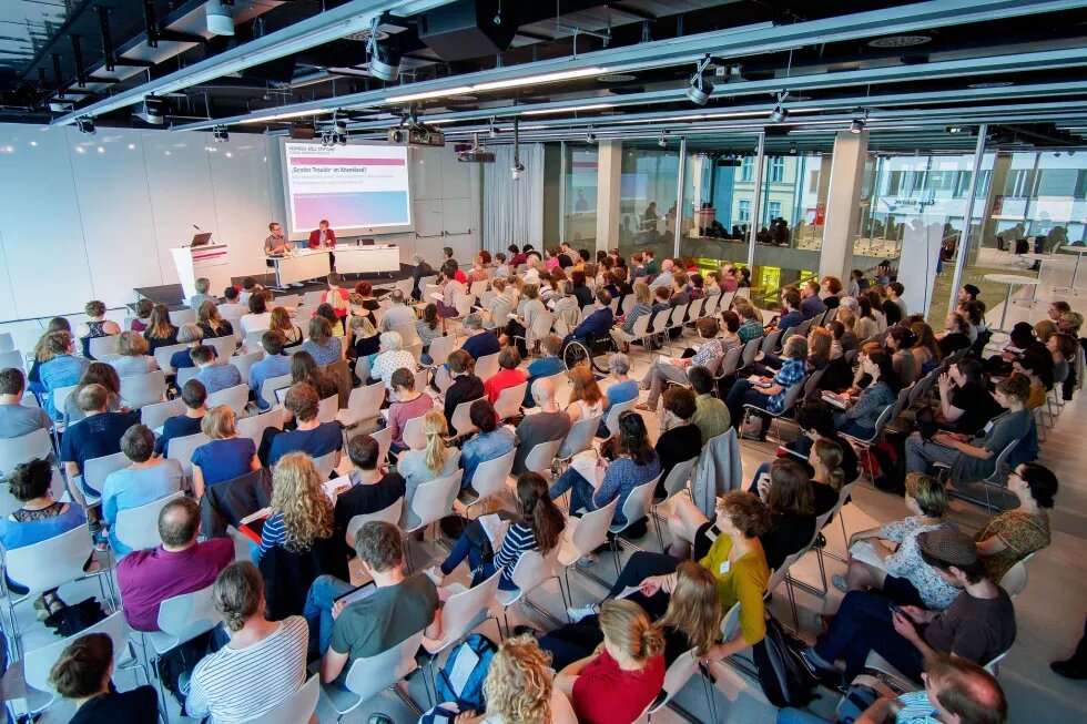 Voller Saal bei der Eröffnung der Tagung gorßer saal heinrich-böll-stiftung, voll besetzt