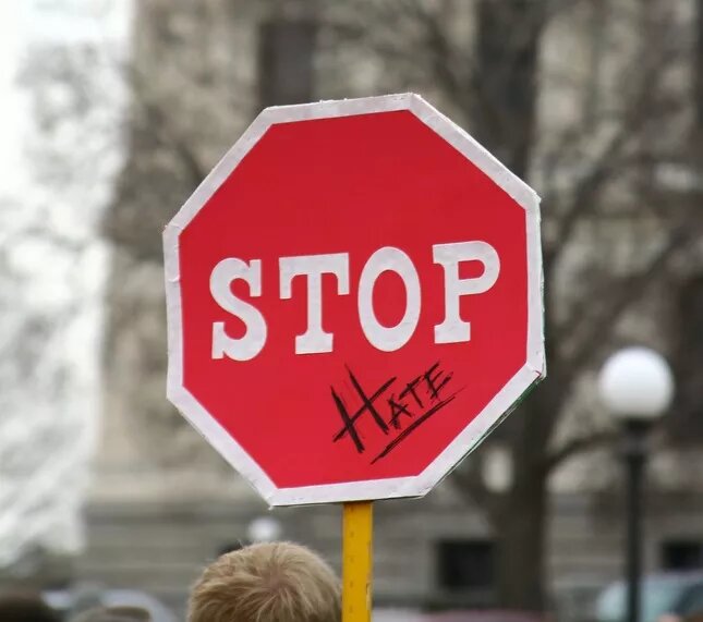 Schild mit "Stop Hate"