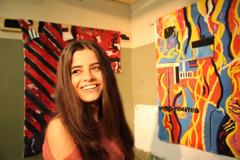 Wafa auf einer Kunstausstellung von Studenten auf dem Campus Wafa auf einer Kunstausstellung von Studenten auf dem Campus