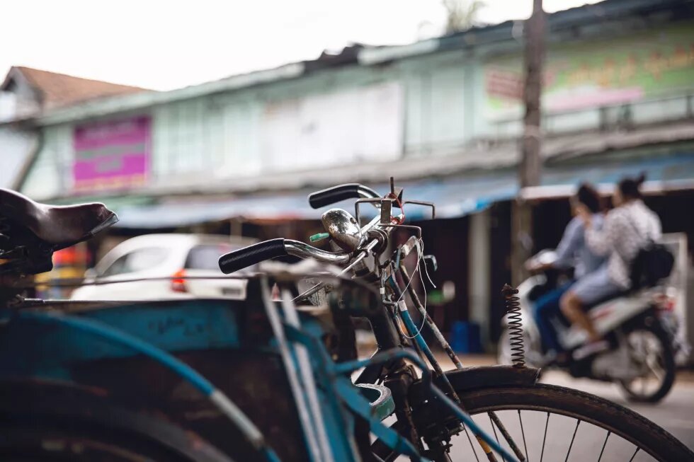 Hpa-An, Myanmar (Burma) Fahrrad auf einer Straße in Hpa-An, Myanmar