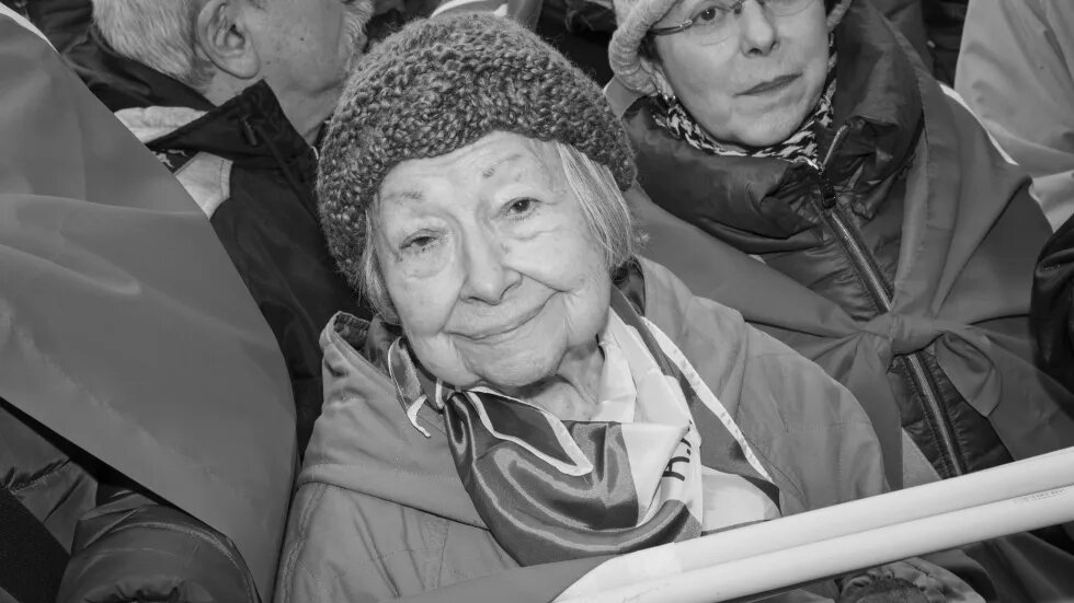 Eine engagierte Bürgerin der Stadt Macerata in Italien bezieht Stellung gegen Faschismus und Rassismus, bei einer Demonstration am 10. Februar 2018. Eine engagierte Bürgerin der Stadt Macerata in Italien bezieht Stellung gegen Faschismus und Rassismus, bei einer Demonstration am 10. Februar 2018.