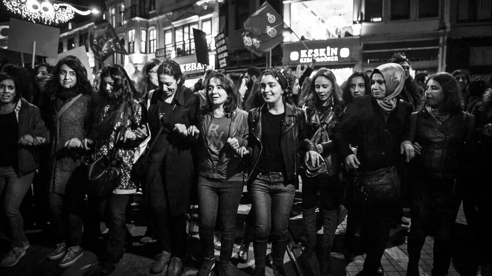 Feminist*innen auf einer Demo in der Turkei Feminist*innen auf einer Demo in der Turkei
