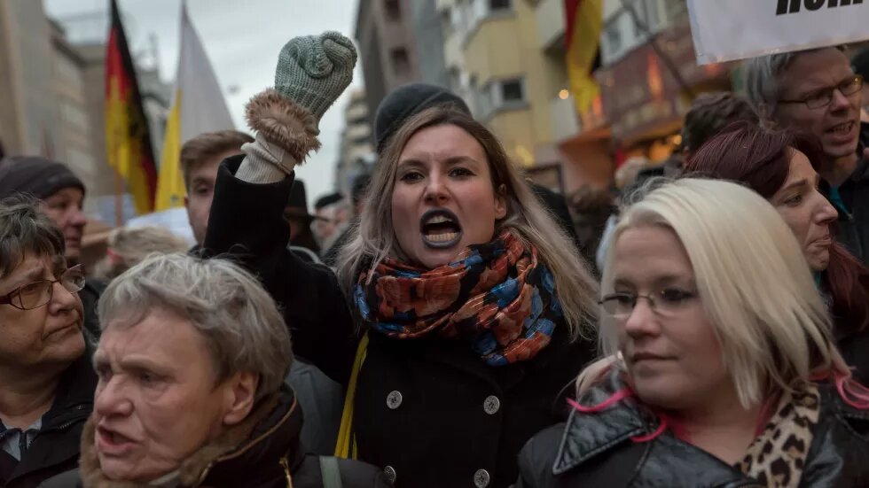 Rechtspopulistischer Marsch durch Berlin unter dem Motto: "Wir sind kein Freiwild, Nirgendwo!!!" Eine junge Frau reckt ihre Faust in die Höhe auf einem rechtspopulistischen Marsch durch Berlin unter dem Motto: "Wir sind kein Freiwild, Nirgendwo!!!"