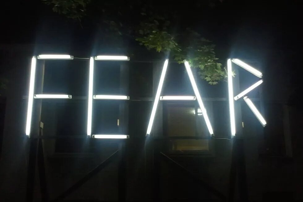 Angst scheint der derzeitige politische Motor zu sein. Fear als Lichtinstallation