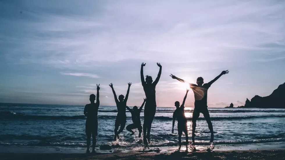 Freiheitsrecht in Tunesien Die Verteidigung individueller Freiheitsrechte: Die Silhouetten von sechs Personen springen vor einer tief stehenden Sonne am Meer in die Luft