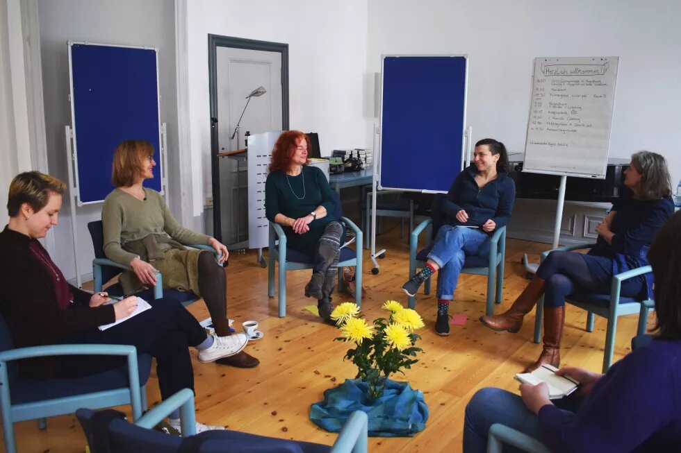 Seminarbericht: Frauen im Aufbruch - 30 Jahre nach 1989 Seminarbericht: Frauen im Aufbruch - 30 Jahre nach 1989. Foto von Frauen in einem Stuhlkreis