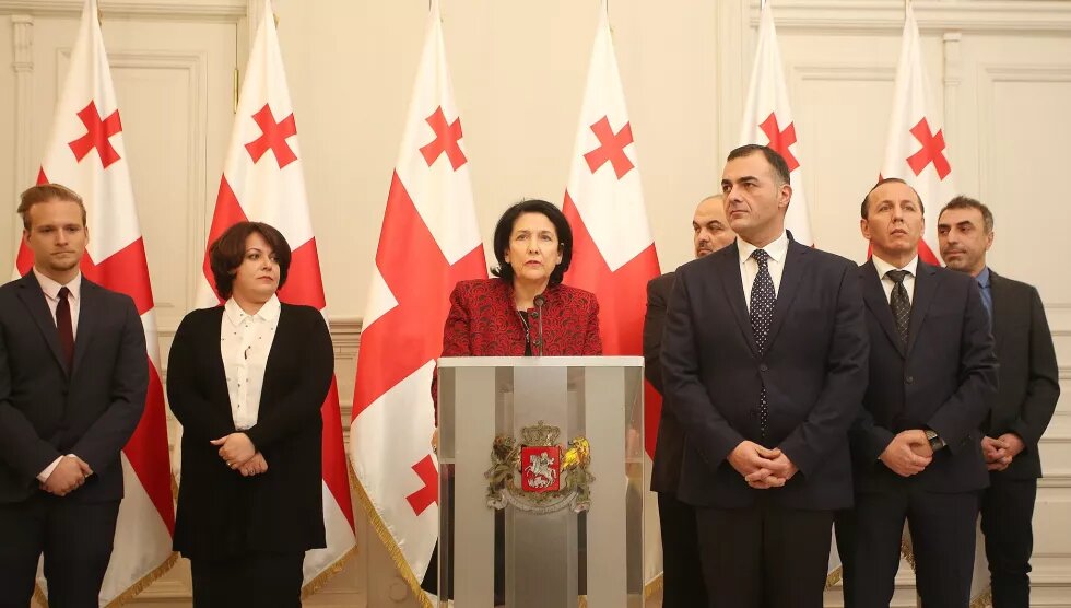 Georgian President Salome Zourabichvili at podium, introducing during a press conference her team of advisers including, from left to right, Pierre-Alexandre Crevaux, Ketevan Makharashvili, Lasha Zhvania, Dimitri Gabunia, and Konstantine Natsvlishvili. Die georgische Präsidentin Salome Zourabichvili am Podium, ihr Beraterteam von links nach rechts: Pierre-Alexandre Crevaux, Ketevan Makharashvili, Lasha Zhvania, Dimitri Gabunia, Konstantine Natsvlishvili