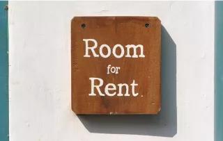 sign on wall "room for rent"