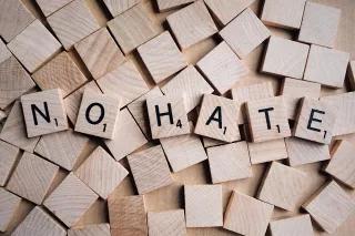 buchstaben zu no hate zusammengefügt