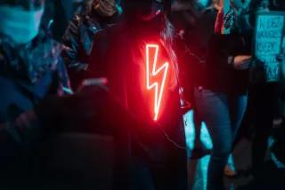 Protest gegen Abtreibungsgesetzänderung in Polen roter Blitz auf Hoodie, getragen während einer Demo