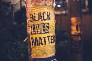 Poster mit Aufschrift "Black Lives Matter" an Straßenmast Poster mit Aufschrift "Black Lives Matter" an Straßenmast