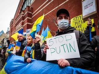 Friedensprotest gegen den Angriffskrieg Putins gegen die Ukraine Friedensprotest gegen den Angriffskrieg Putins gegen die Ukraine