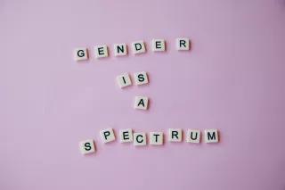 Perlen mit Buchstaben, die den Satz "Gender is a spectrum" bilden