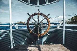 Steuerrad Foto von einem Steuerrad aus Holz auf einem Schiff