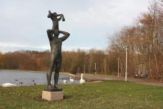 Der “neue Vater” ist heute die “normative Leitvorstellung”, und auch im praktischen Alltagshandeln sind Männer deutlich mehr “involviert” Plastik "Vater und Sohn" von Martin Wetzel