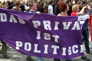Trotz der Forderungen der Neuen Frauenbewegung „Das Private ist politisch“ - wird Care-Arbeit bis heute als reine unpolitische Privatsache verstanden Transparent - Das Private ist politisch