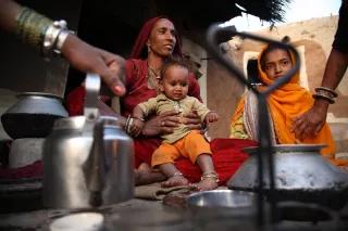 Frauen leisten einen Großteil der „unbemerkten“ Arbeit. Indische Mutter kocht Tee für ihre Familie.