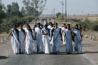 Indien: Frauen aus Gujarat auf dem Weg zur Arbeit
