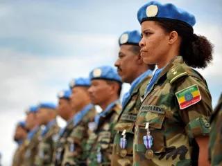 Eine Soldatin des Äthiopischen Battalions der UNMIL erhält zusammen mit anderen militärischen Beobachtern eine Medaille für ihre Arbeit in Liberia Eine Soldatin des Äthiopischen Battalions der UNMIL erhält zusammen mit anderen militärischen Beobachtern eine Medaille für ihre Arbeit in Liberia