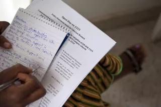 Die liberianische Regierung hat mehrere Kommissionen und Arbeitsgruppen eingesetzt, die die unterschiedlichen Aspekte bei der Umsetzung der Resolution 1325 beleuchten sollen. Junge Frau mach sich Notizen rund um die UN-Resolution 1325.