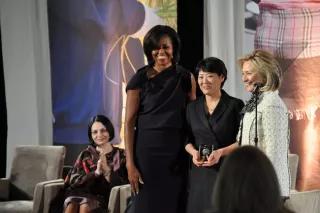 Guo Jianmei mit Michelle Obama und Hilary Clinton bei der Vergabe des International Woman of Courage Awards Guo Jianmei mit Michelle Obama und Hilary Clinton bei der Vergabe des International Woman of Courage Awards