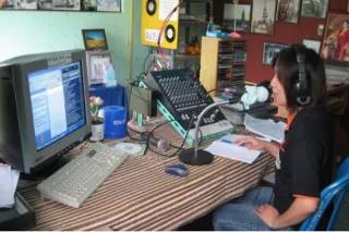 Moderatorinen beim Gemeinschaftsradio in Thailand Moderatorin beim Gemeinschaftsradio in Thailand