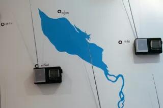 Kunstwerk mit Radios auf einer Karte Kambodschas Kunstwerk mit Radios auf einer Karte Kambodschas