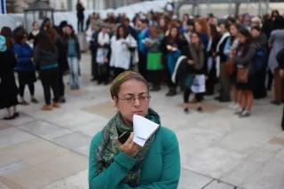 Feministische Gruppe "Women of the Wailing Wall" Frau steht mit geschlossenen Augen und Zettel in der Hand der Klagemauer