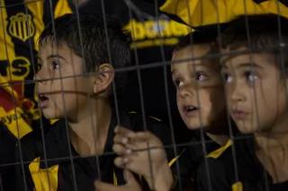 Didem Ozan hat sich gefragt, ob Kinder vorgezeichnete Bilder davon haben, wer Fußball spielt? Kinder schauen erstaunt