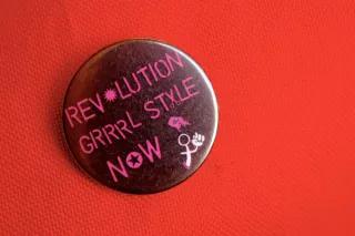 Revolution grrrl style now! Button mit "Revolution grrrl style now!" Aufschrift
