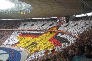 Zuschauer bilde Stern beim Eröffungsspiel der Frauen Fussball-WM in Berlin