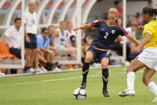 Verteidigerin Heather Mitts (USA) am Ball