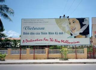 Welcome to Vietnam Ein großes Plakat in englischer und vietnamesischer Sprache und einer Vietnamesin im Stil der US- 50er Jahre, das für den Tourismus in Vietnam wirbtwirbt